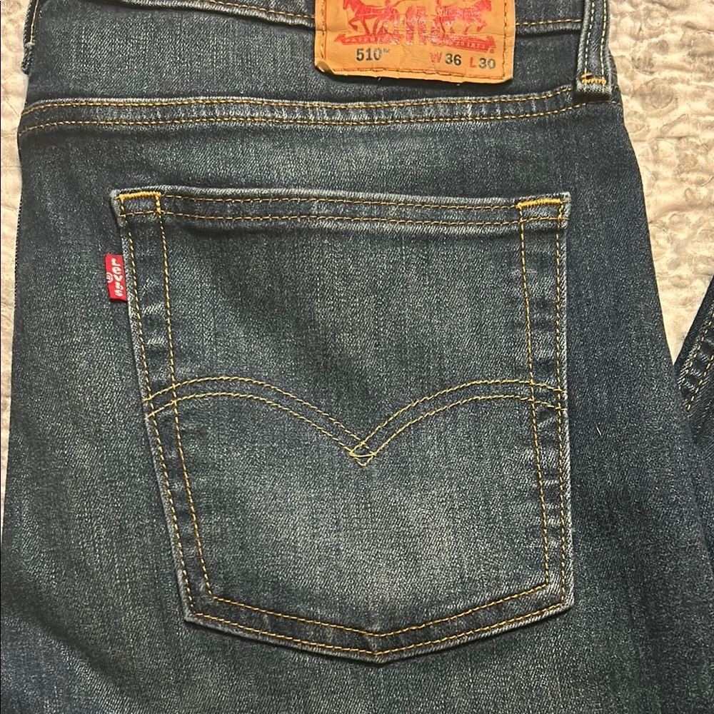Levi's Blue Relaxed Jeans with Signature Style - Picture 3 of 7